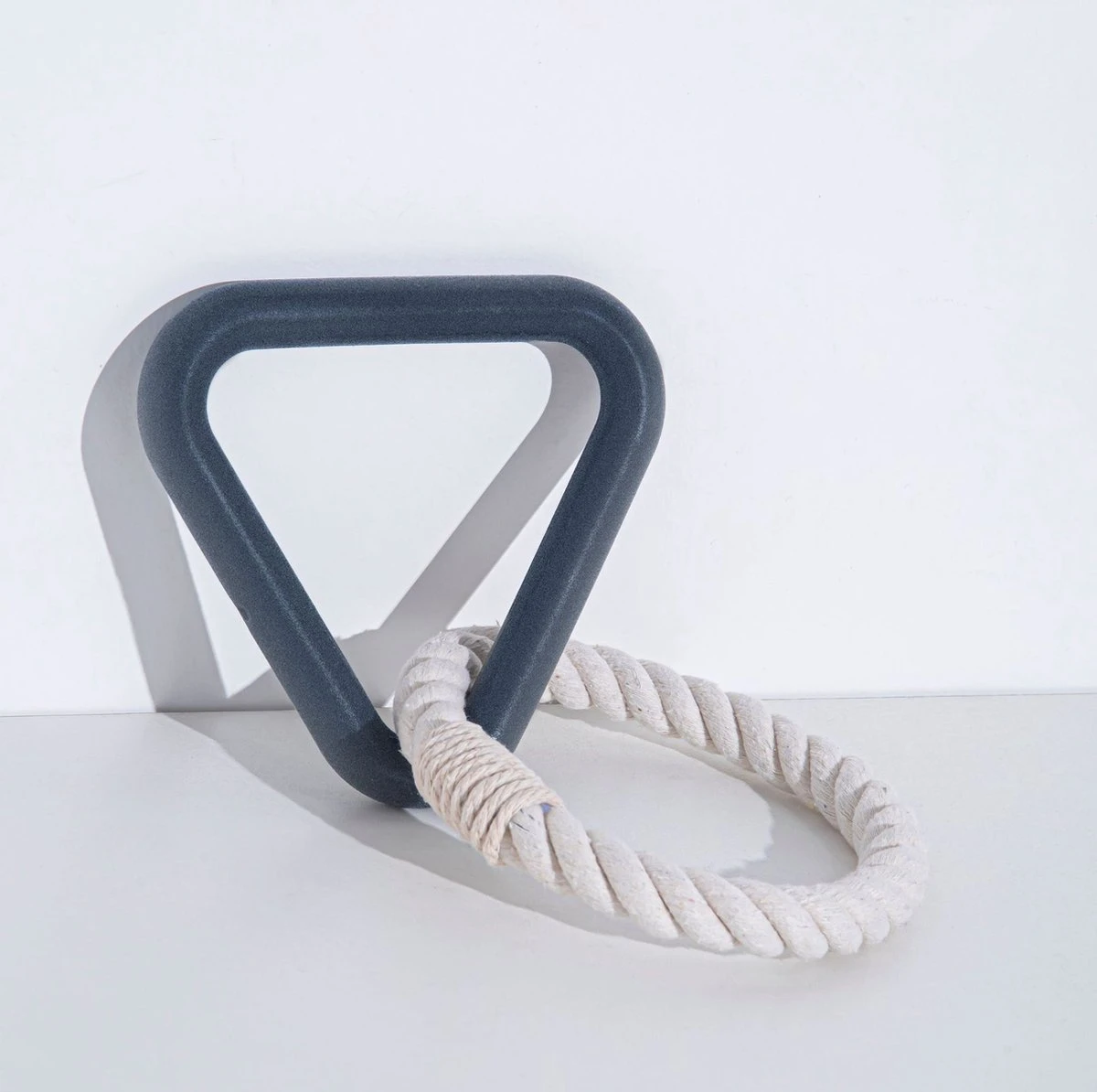 Touwspeeltje Hond Triangel | Touwtrek Speelgoed | Grijs | Katoen Koord En Rubber | Volwassen Hond En Puppy 3 Touwspeeltje Hond Triangel | Touwtrek Speelgoed | Grijs | Katoen Koord En Rubber | Volwassen Hond En Puppy