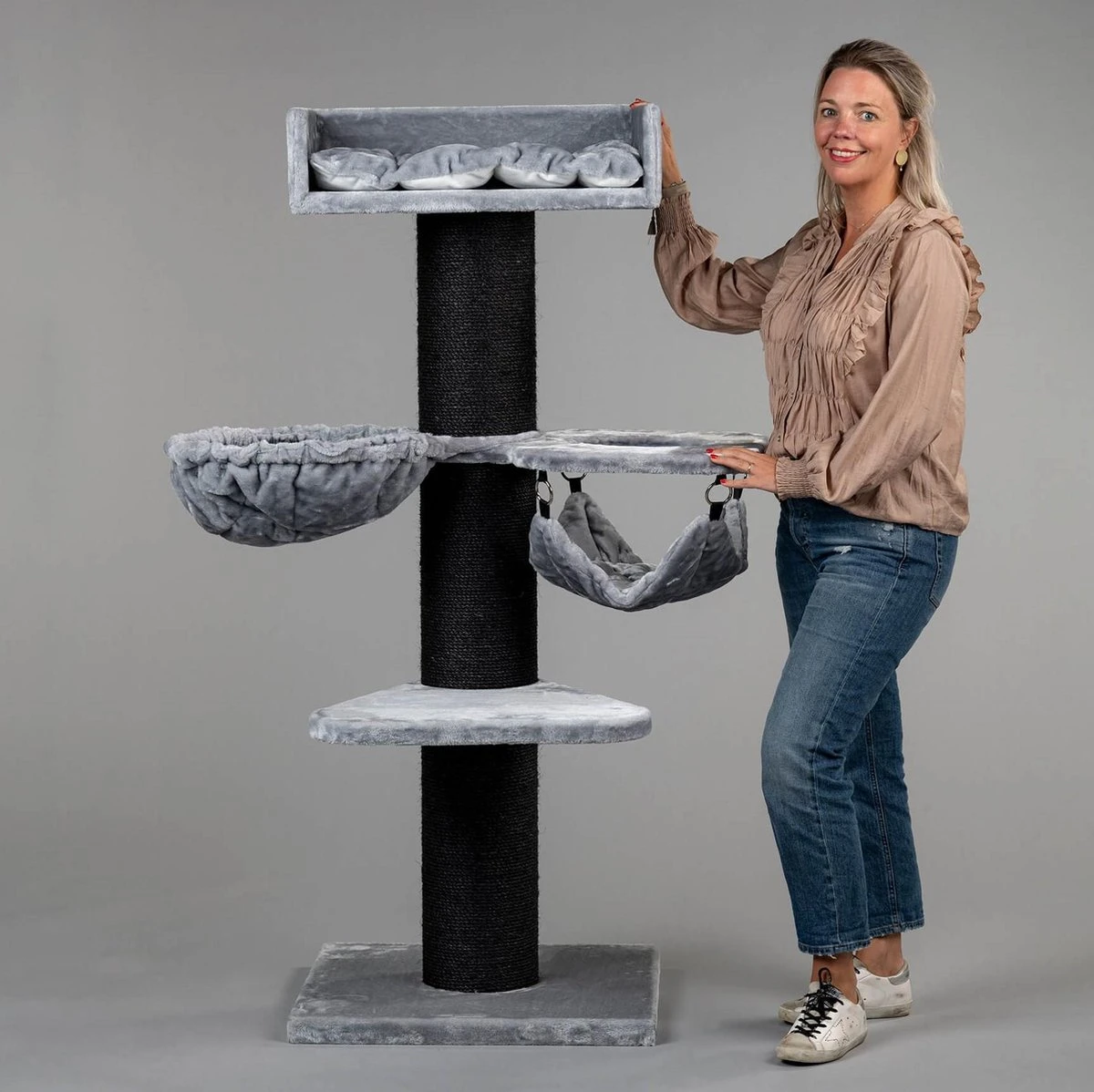 Krabpaal Voor Grote Katten Royalty Blackline Crown Plus Licht Grijs Van RHRQuality 3 Krabpaal Voor Grote Katten Royalty Blackline Crown Plus Licht Grijs Van RHRQuality